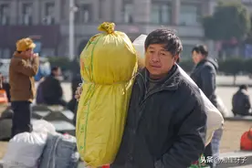 农民工日薪几百，为啥返乡时仍爱背编织袋提塑料桶？年轻人都不懂图片