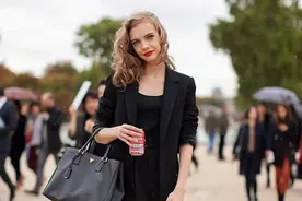 双肩包就要过时了，今年流行背“机车包”，搭配大衣风衣都好看图片