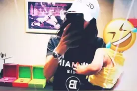 是巧合吗？谢霆锋过生日，张柏芝晒三儿子画作有礼物、蛋糕和爸爸图片