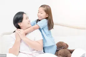 孩子睡前揪妈妈耳朵、摸手臂等“怪毛病”，是在表达“另类饥饿”图片