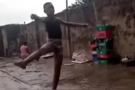 非洲男孩雨中跳芭蕾轰动全网被名校录取，网友：真美好图片