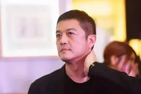 李亚鹏生日众星到场，羽泉合体孙楠当街提裤子，胡军喝到让人扶图片