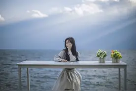 狂风暴雨巨浪的海上，在一艘即将沉没的船上，什么才是最重要的？图片