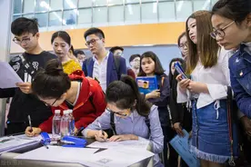 大学生变成了新一代的“农民工”？为何很多人会有此定义？图片