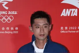 张继科现身安踏活动，两套造型风格不同，乒乓王子是他吧？图片