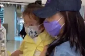 张柏芝带三胎逛街，孩子正脸曝光混血感消失！曾传其生父是谢霆锋图片