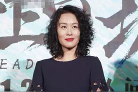 53岁邬君梅还烫泡面头发型，穿深蓝色连衣裙亮相，意外减龄又洋气图片