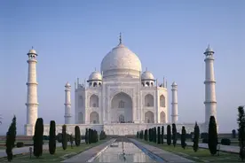 为迎接特朗普，印度警察骑骆驼巡街，还修了堵墙图片