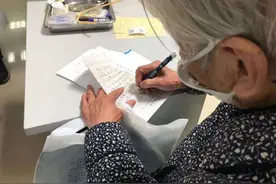 90岁老人凌晨两点去医院，陪伴确诊新冠肺炎的儿子，“其他人怕传染，我已经90岁了，无所畏惧”图片