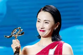 姜文背后的女人，48岁美艳依旧，却和徐峥度过17年阳光灿烂的日子图片