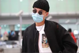 欧豪现身机场，黑白穿搭帅气十足，针织帽墨镜是他的风格图片