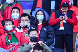 中超保级组：河南建业球迷现场助威，美女球迷引人注目图片