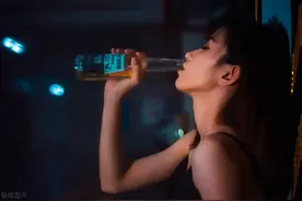 为检验爱情，这对情侣将手拷在一起三个月：原来，爱情经不起考验图片