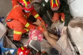 睡梦中巨石从天而降砸穿房屋，男子被倒立埋压在巨石缝隙中图片