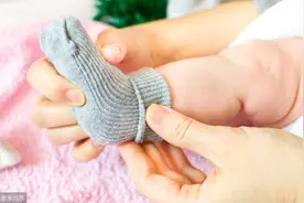 夏天宝宝要不要穿袜子？儿科专家居然这样说图片