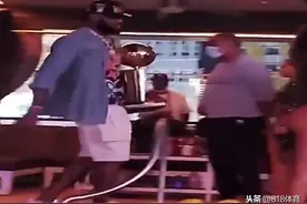 湖人拉斯维加斯庆祝夺冠！詹皇抱奖杯跳骚舞，比基尼美女摇旗欢迎图片
