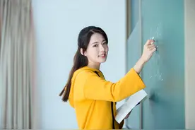 女子当自强图片