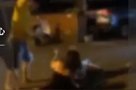 视频骇人！男子酒吧附近脱鞋暴打吊带裙女子，口中脏话不停图片