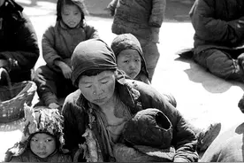 1943河南一位母亲无助的哺乳着饥饿的孩子，看着让人心疼图片