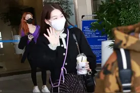 独家街拍：火箭少女--徐梦洁黑色针织开衫阔腿裤甜美温柔小姐姐图片