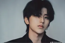 蔡徐坤绸缎黑西装帅气写真图片，好一个精致boy图片