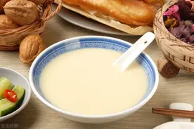 打豆浆时，用生豆还是熟豆？用对了方法，豆浆香浓丝滑，没豆腥味图片