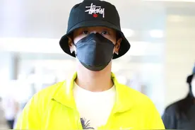 是柠檬味的眼神呀！李汶翰穿着荧光色的上衣，成机场最亮的仔图片