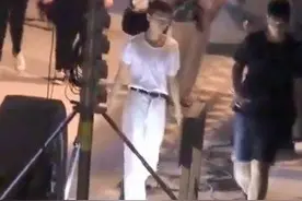 王俊凯新片路透，大长腿占全身5分之3，身材比例太好了吧图片