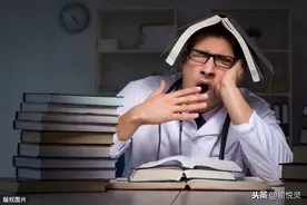 有种强迫症叫作：即使没事可做，也要熬到半夜才睡觉图片