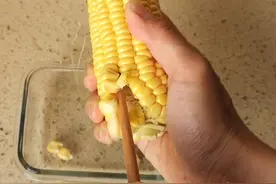孩子爱吃玉米，一下子买了40根，用这招保存，存放1年还新鲜爆汁图片
