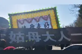 孝子们排着长队跪地磕头，迎接娘家人图片