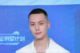 陈伟霆出席活动皮肤变黑，难道是拍摄新剧被晒黑了图片