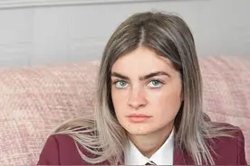 英国女生因眉毛太浓被老师质疑并赶出校门，妈妈反驳：那是天生的图片