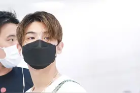 白T恤也能穿的很帅气，黄明昊白T+牛仔裤演绎个性帅气图片