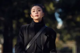 40岁的殷桃有多拼？穿赫本风小黑裙秀事业线，万人迷人设深入人心图片