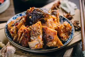 蒸腊鱼，直接蒸还是先煎一下？都不对，步骤弄错了，难怪又咸又硬图片