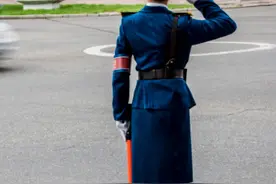 朝鲜街头女交警调皮，见到我们偷拍故意背过身图片