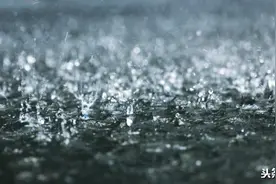 下车忘关窗恰逢深圳暴雨，她发现陌生路人将伞撑在车窗外：找不到人还伞图片