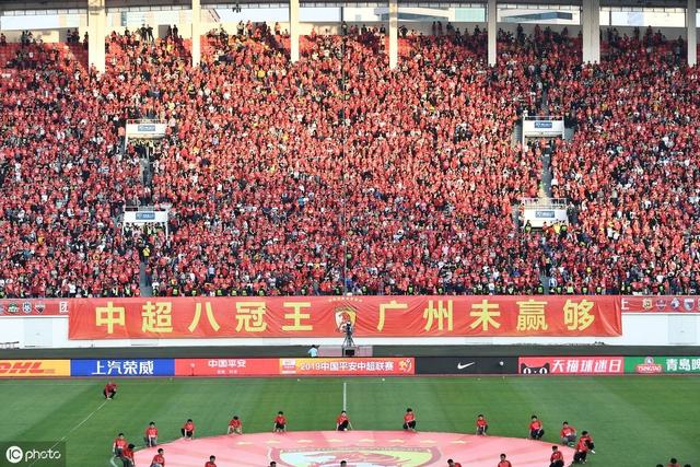 广州恒大赛后庆典现场，卡纳瓦罗西装亮相，全队登领奖台狂欢