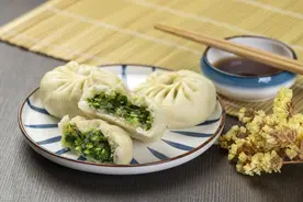 做韭菜包子时，牢记“1泡加1拌”，韭菜不变色不出水，鲜嫩可口图片