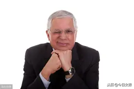 60岁大爷经常挤眉弄眼吐舌头！卖萌“表情帝”原是患上这样的奇怪病图片