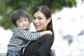 孩子为什么总要“抱抱”？背后的原因真的很暖心，家长不要拒绝图片