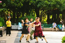 65岁大妈广场舞摔倒身亡，200万意外险遭拒赔！法院：不赔图片