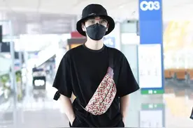 汪苏泷穿搭黑色短袖还有短裤，斜挎包搭配渔夫帽，穿搭很时髦图片