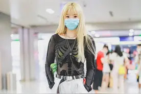 钟欣透视黑TEE+灰色工装裤+黑色运动鞋，甜辣帅气，尽显时尚范儿图片