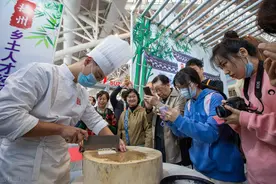 中日厨师比拼刀工，日本厨师把豆腐切成菊花，中国厨师一招制胜图片