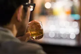 宿醉难受，只要再喝一杯“透一透”就好？图片