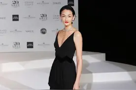 她是亚洲超模，拥有傲人的身材曲线，私服穿搭更是简单还高级图片