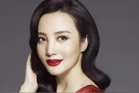 因考试剃眉毛，为拍戏胖十斤，陶红51岁未婚演《三叉戟》魅力不减图片