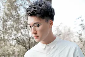 小说：哥哥跟我从小就是镇上的名人，因为我们是杀人犯的儿子图片